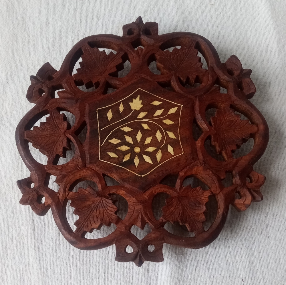 MID-CENTURY WOOD TRIVET Hand Carved Leaves & Inlay Two-Tone Tri-Footed Six-Sided